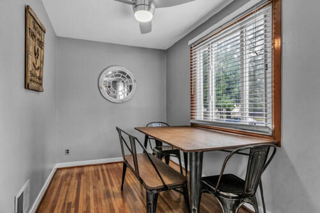 Gorgeous 2 Queen Bedroom Lower Apartment In North Buffalo With Free Driveway Parking Exterior photo